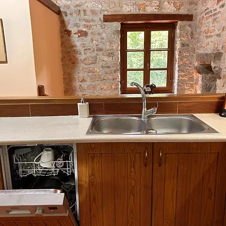 Acroria In Villa Karpenísion