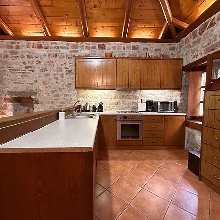 Acroria In Villa Karpenísion