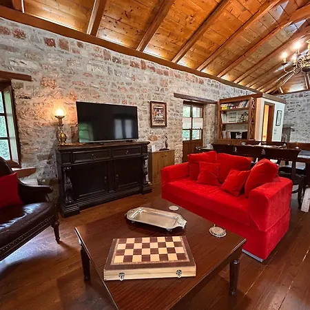 Acroria In Villa Karpenísion