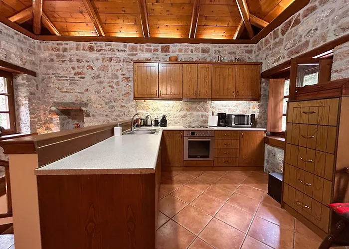 Acroria In Villa Karpenísion